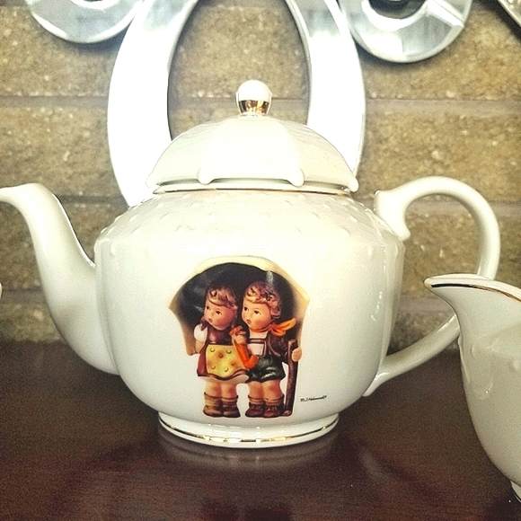 New in Box Hummel Porcelain Tea Set ,'Stormy Weath - Picture 4 of 7
